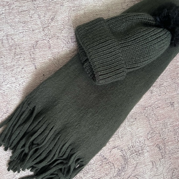 Steve Madden Scarf and Beanie Set - Picture 1 of 7